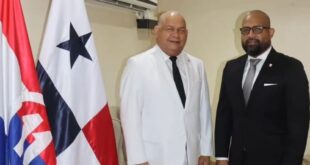 Benicio Robinson predica con el ejemplo y habilita a su hijo