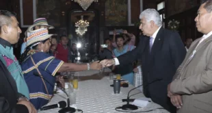Cacica de la comarca Ngäbe Buglé presenta Plan de Gobierno Tradicional al presidente Mulino