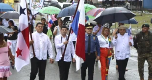 HD Joan Guevara Abanderado de Cañitas junto al Alcalde Fito Jaramillo