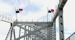 Cuatro banderas panameñas ondean en el Puente de las Américas como símbolo de soberanía