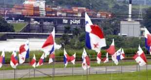 Panameños defienden la soberanía del Canal con la "siembra de banderas"