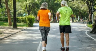 El hábito más efectivo para mejorar el azúcar en sangre: Caminar después de comer