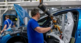 Trump Dispara Primera Salva en Nueva Guerra Comercial con Aranceles del 25% a Automóviles Importados