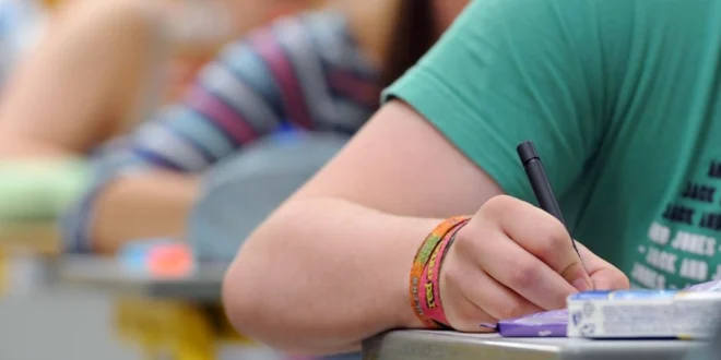 Escribir a mano potencia el aprendizaje y activa más regiones cerebrales, según estudio