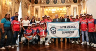 Novena de Béisbol Juvenil de Panamá Visita al Presidente Mulino Antes de Viajar al Mundial
