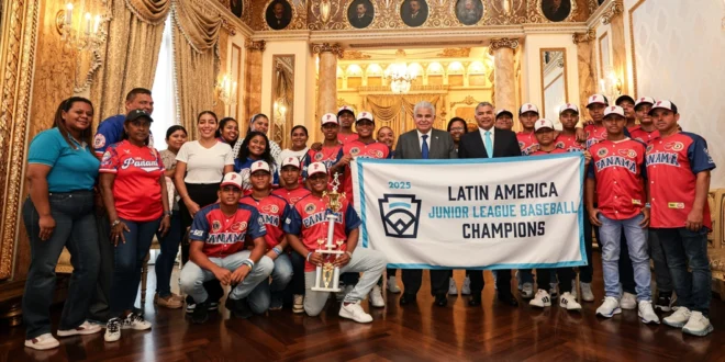 Novena de Béisbol Juvenil de Panamá Visita al Presidente Mulino Antes de Viajar al Mundial