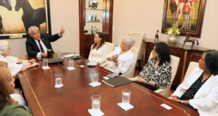 Presidente Mulino se reúne con líderes feministas y anuncia cambios en el Ministerio de la Mujer