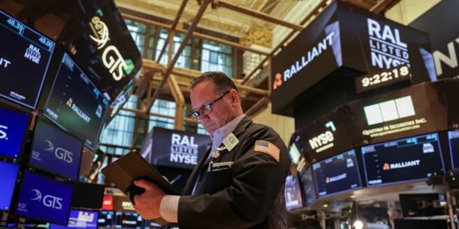 Wall Street Cierra Mixto ante la Incertidumbre Arancelaria de Trump