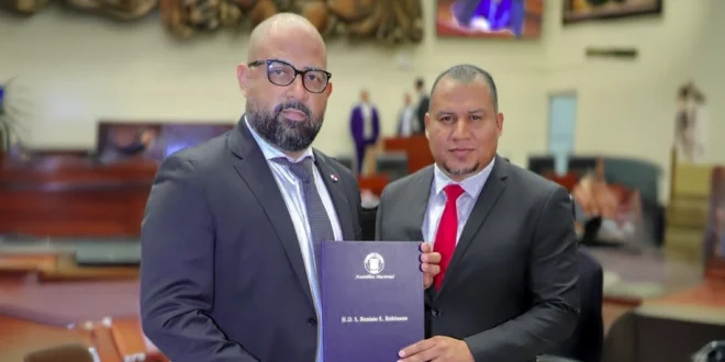 Benicio Robinson Presenta proyecto que busca generar más empleos y mayores ingresos al Estado
