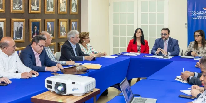 Ministro Moltó impulsa medidas comerciales para fortalecer la avicultura y porcicultura nacional