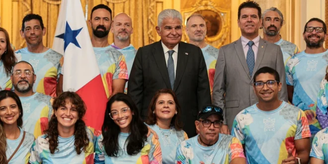 Panamá Lista para el Mundial de Va’a en Brasil: Mulino Entrega Pabellón Nacional