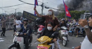 Crisis en Nepal: Primer Ministro Dimite en Medio de Violentas Protestas por Corrupción y Bloqueo de Redes Sociales