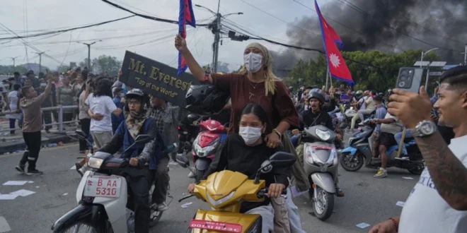 Crisis en Nepal: Primer Ministro Dimite en Medio de Violentas Protestas por Corrupción y Bloqueo de Redes Sociales