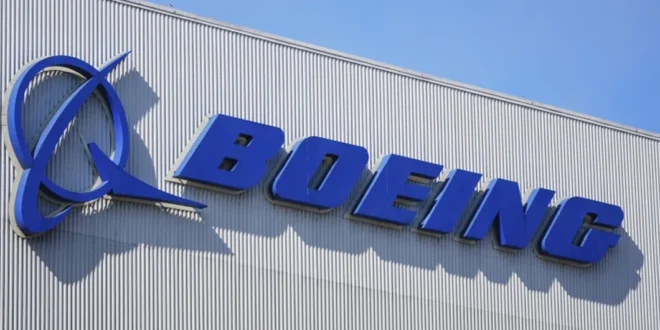 FAA multa a Boeing con 3,1 millones de dólares por violaciones de seguridad tras incidente en vuelo de Alaska Airlines