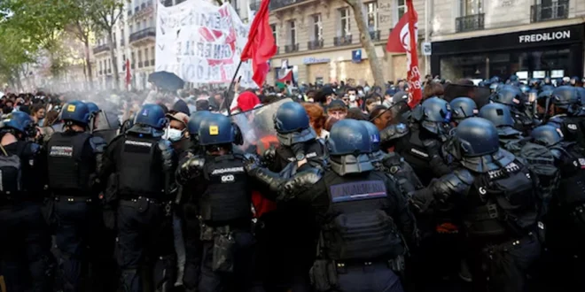 París se paraliza por enfrentamientos entre policía y manifestantes en protesta contra políticas gubernamentales