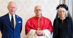 Histórico Encuentro: Rey Carlos III Reza con el Papa León XIV en la Capilla Sixtina tras 500 Años