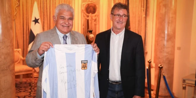 Presidente Mulino Recibe a Mario Kempes, Leyenda del Fútbol Argentino, en un Encuentro Inspirador