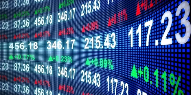 Trump amenaza con arancel del 100 % a China y borra billones del mercado