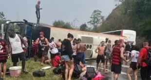 Vuelco de Micro que Trasladaba Hinchas del Flamengo a Buenos Aires Deja 48 Heridos