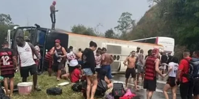 Vuelco de Micro que Trasladaba Hinchas del Flamengo a Buenos Aires Deja 48 Heridos