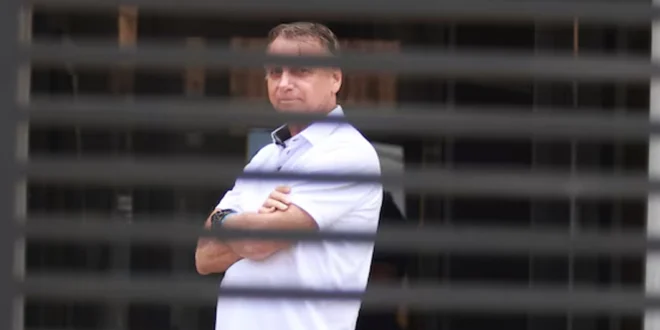 Enchirolan de nuevo a Bolsonaro por Intento de Fuga