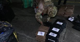 Golpe al Narcotráfico: Aeronaval Panameño Incauta Más de 600 Paquetes de Droga en Operación Nocturna
