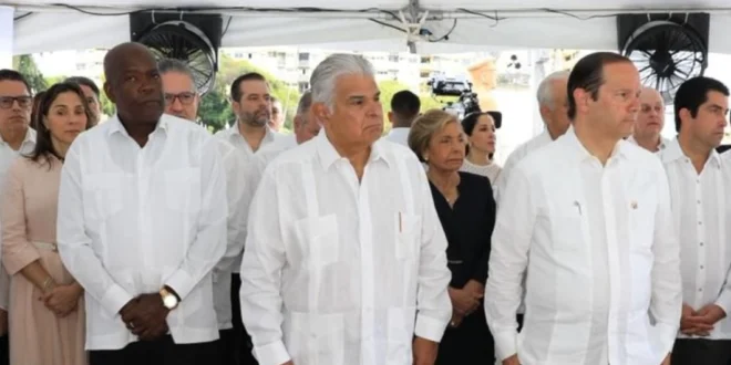 Presidente Mulino Honra a los Difuntos en Solemne Ceremonia en el Cementerio Amador