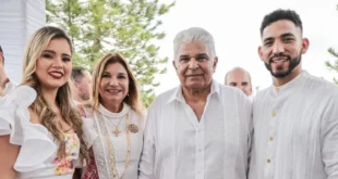 Presidente Mulino Recibe al Pelotero Panameño José 'Chema' Caballero en Celebración Patria