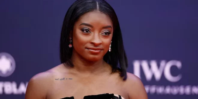 Simone Biles Revela Cirugías Estéticas Secretas y Reflexiona Sobre su Futuro en la Gimnasia