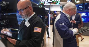 Wall Street Cierra Mixta: Nvidia Arrastra al Nasdaq a la Baja, Mientras el Dow Jones se Impulsa