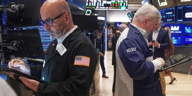 Wall Street Cierra Mixta: Nvidia Arrastra al Nasdaq a la Baja, Mientras el Dow Jones se Impulsa