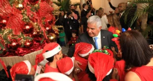 El Palacio de las Garzas se ilumina con el espíritu navideño en un emotivo encendido de luces