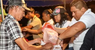 Éxito Rotundo en el Arranque de las Naviferias: Cientos Madrugan por Cajas Navideñas y Jamones