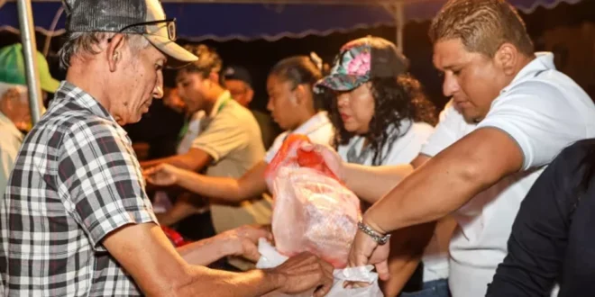 Éxito Rotundo en el Arranque de las Naviferias: Cientos Madrugan por Cajas Navideñas y Jamones