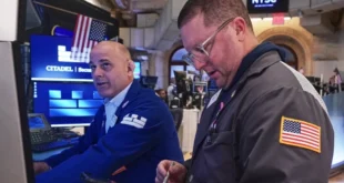 Wall Street sube con cautela ante reunión de la Fed y anuncio de Trump sobre chips Nvidia a China