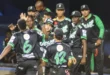 Jugadores de béisbol juvenil celebrando una victoria en el estadio nacional