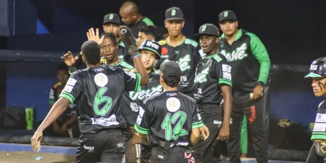 Jugadores de béisbol juvenil celebrando una victoria en el estadio nacional