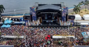 Celebración del carnaval en Panamá con comparsas y multitud dinamizando la economía local