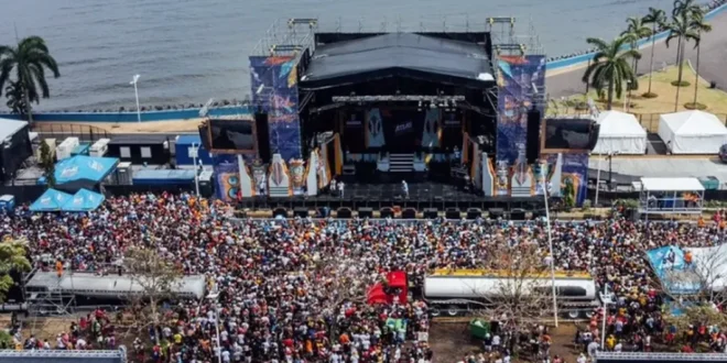 Celebración del carnaval en Panamá con comparsas y multitud dinamizando la economía local