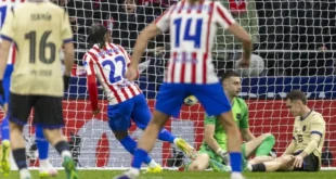 Ademola Lookman anotando unos de los 4 goles del Atlético de Madrid