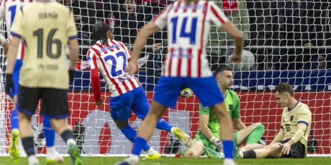 Ademola Lookman anotando unos de los 4 goles del Atlético de Madrid