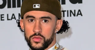 Bad Bunny celebrando su éxito en el Billboard Top 100