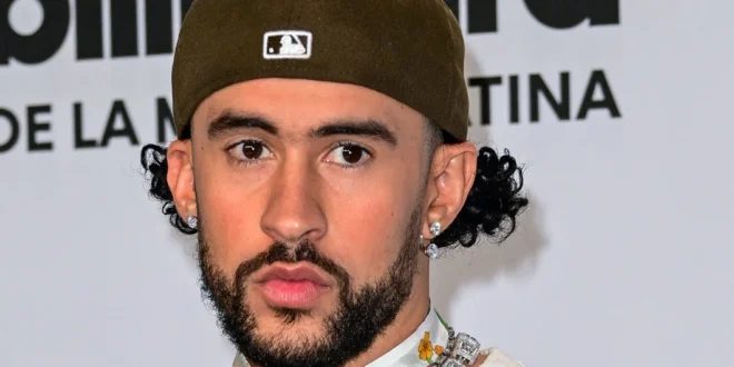 Bad Bunny celebrando su éxito en el Billboard Top 100