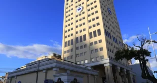 Edificio de Caja de Ahorros en Panamá simbolizando solidez y crecimiento financiero en 2025