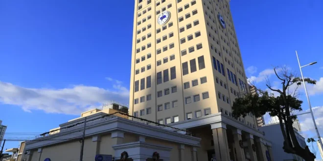 Edificio de Caja de Ahorros en Panamá simbolizando solidez y crecimiento financiero en 2025