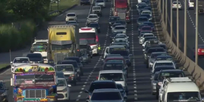 Flujo vehicular masivo en la carretera hacia el interior durante los Carnavales 2026