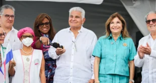 Presidente Mulino junto a la Primera Dama y demás invitados, durante el inicio de la construcción del nuevo edificio del Instituto Oncológico Nacional (ION)