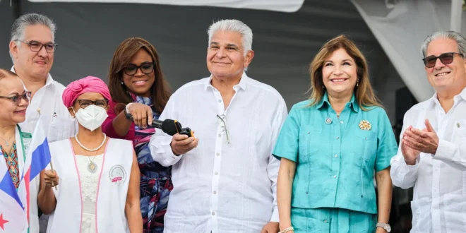 Presidente Mulino junto a la Primera Dama y demás invitados, durante el inicio de la construcción del nuevo edificio del Instituto Oncológico Nacional (ION)