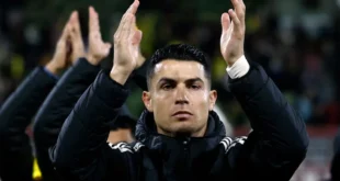 Cristiano Ronaldo con expresión seria durante un partido en la liga de Arabia Saudita