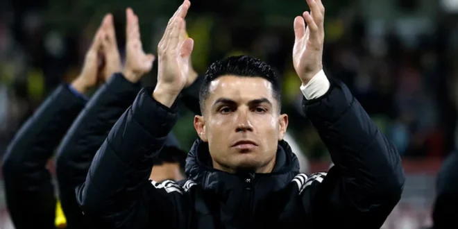 Cristiano Ronaldo con expresión seria durante un partido en la liga de Arabia Saudita